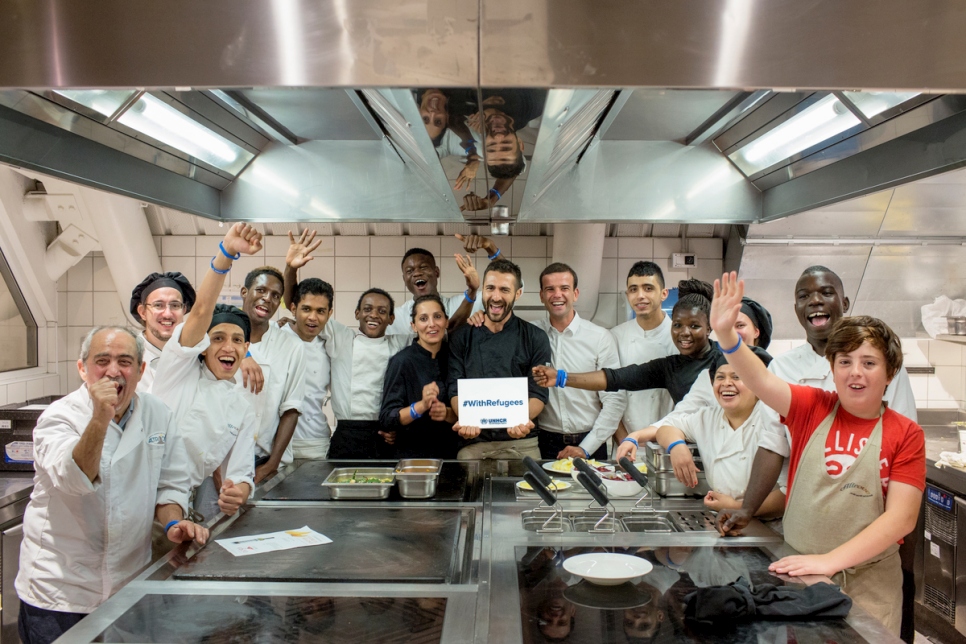 Chefs refugiados y sus homólogos italianos en la cocina del restaurante Eataly en Roma durante el Festival Gastronómico #ConLosRefugiados 2017.