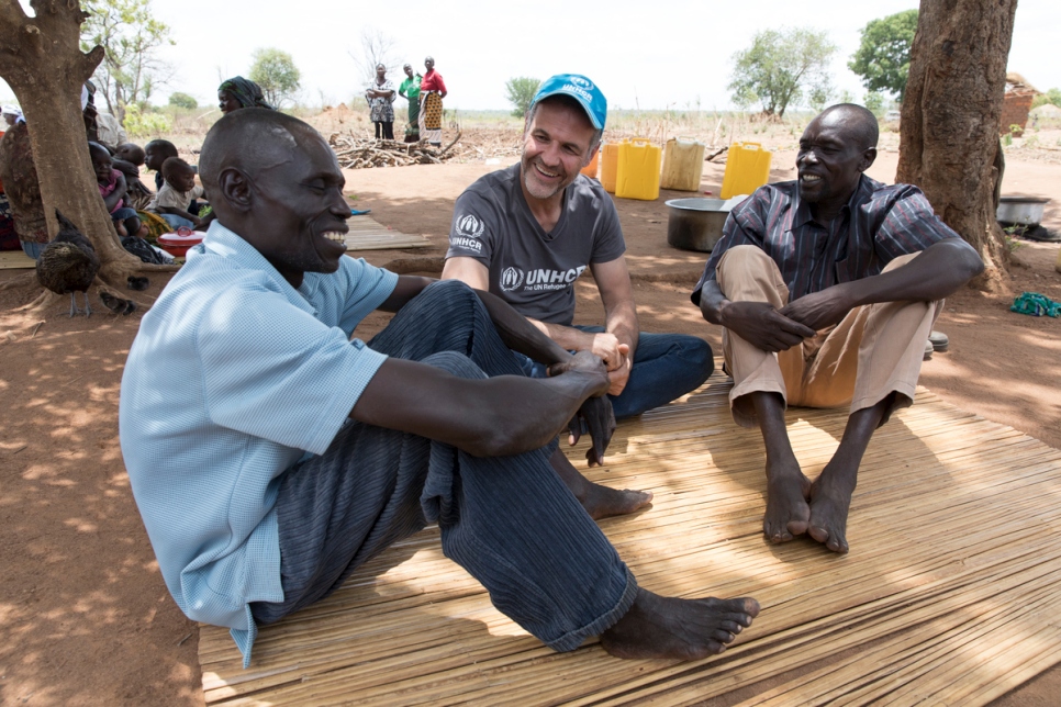 Khaled Hosseini, Embajador de Buena Voluntad de ACNUR, con Mike Duke (a la derecha) y el campesino ugandés Yahaya Onduga, jefe del Comité Local en Bidibidi. Mike y su familia están trabajando una porción de tierra cedida por Yahaya.