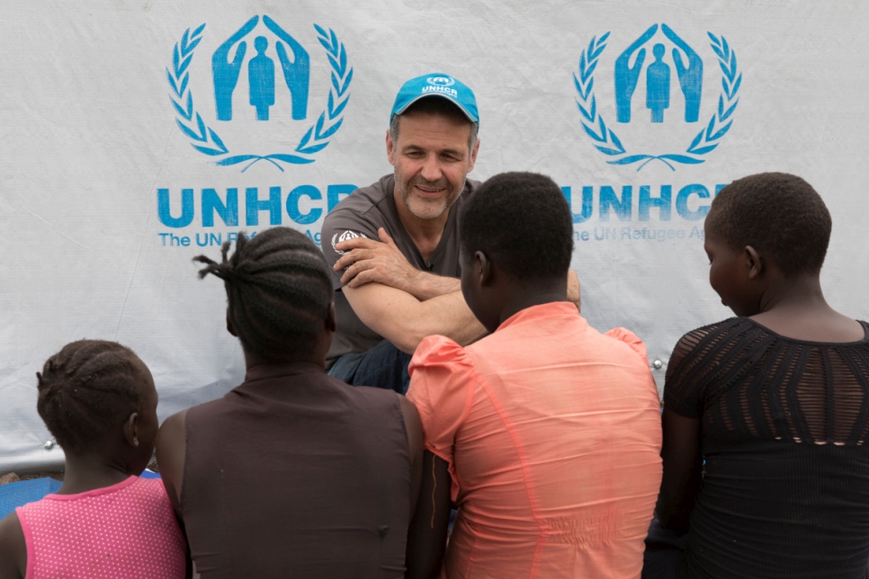 Khaled Hosseini, Embajador de Buena Voluntad de ACNUR, con Gladys, de 18 años y sus hermanos y primos, en el asentamiento de refugiados de Imvepi. No podemos mostrar sus rostros por razones de seguridad.