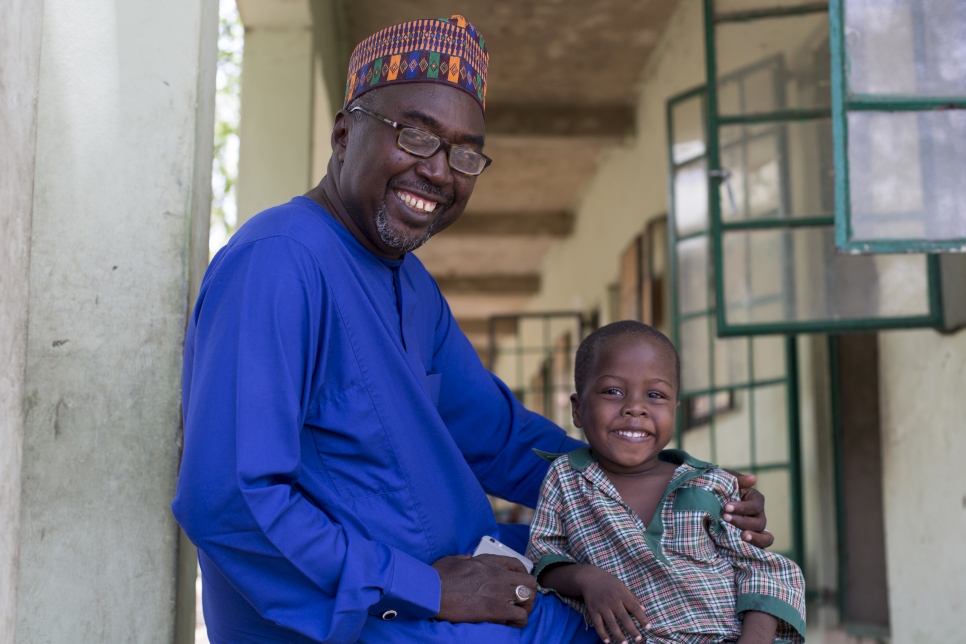 2017 - Zannah Mustapha, defensor de los derechos de los niños desplazados que crecen en medio de la violencia en el noreste de Nigeria para obtener una educación de calidad, fue el ganador en 2017 del Premio Nansen para los Refugiados del ACNUR. 