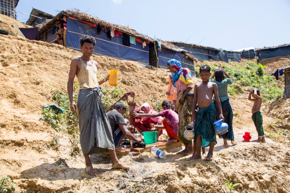 El refugiado rohingya Anu Mina (izq.), de 30 años, tiene escaso acceso a agua potable y saneamiento en el asentamiento de refugiados de Kutupalong.