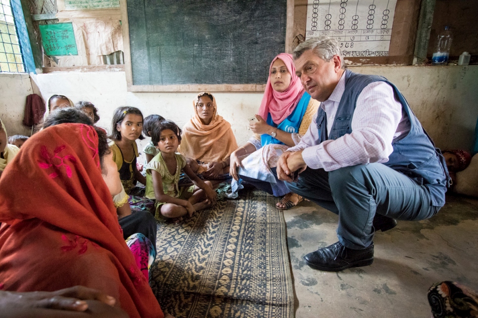 El Alto Comisionado de la ONU para los Refugiados, Filippo Grandi, se reúne con refugiados Rohingya en el campamento Kutupalong en Cox's Bazar, Bangladesh.