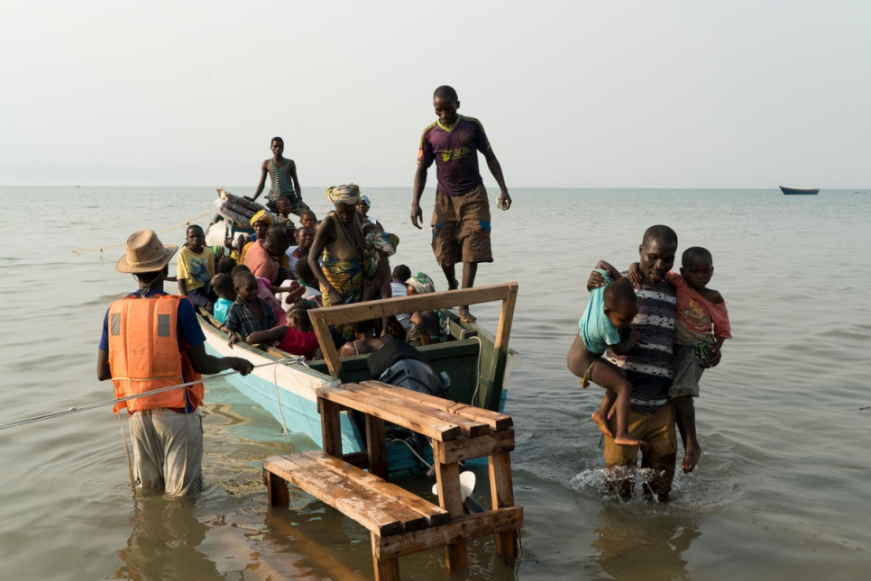 Los refugiados utilizan pequeñas canoas o barcos de pesca desvencijados y abarrotados.