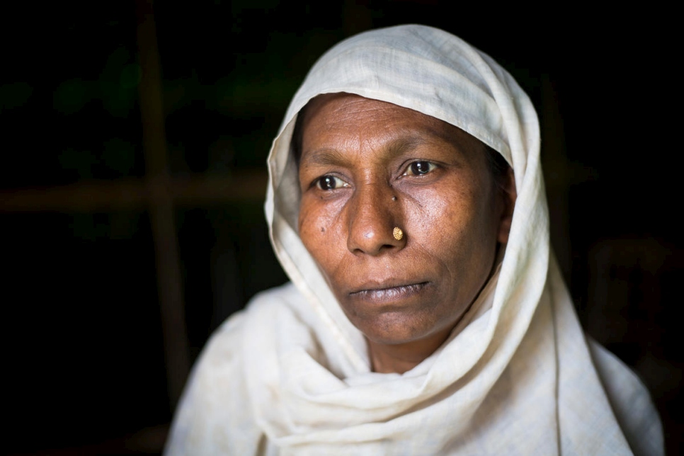 Ayesha Begum, refugiada rohingya de 40 años, posa ante la cámara en el refugio de su familia en Bangladesh.  
