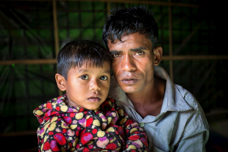 Mohammad Ayub, de 31 años, y su hija Kismat Ara de 3, posan ante la cámara en el refugio de una habitación de la familia.  