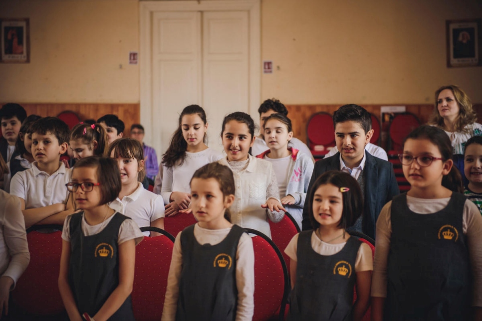 Niños y niñas refugiadas asisten a la práctica del coro en la escuela  Gimnaziala Ferdinand I en Bucarest, Rumania, mayo 2018.
