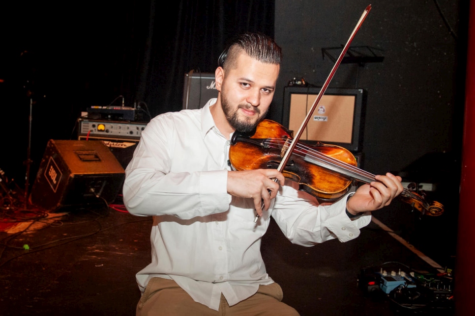 El proyecto ha permitido que Said Ahmad Hoseini, afgano de 23 años, haga realidad su sueño de aprender a tocar el violín. 