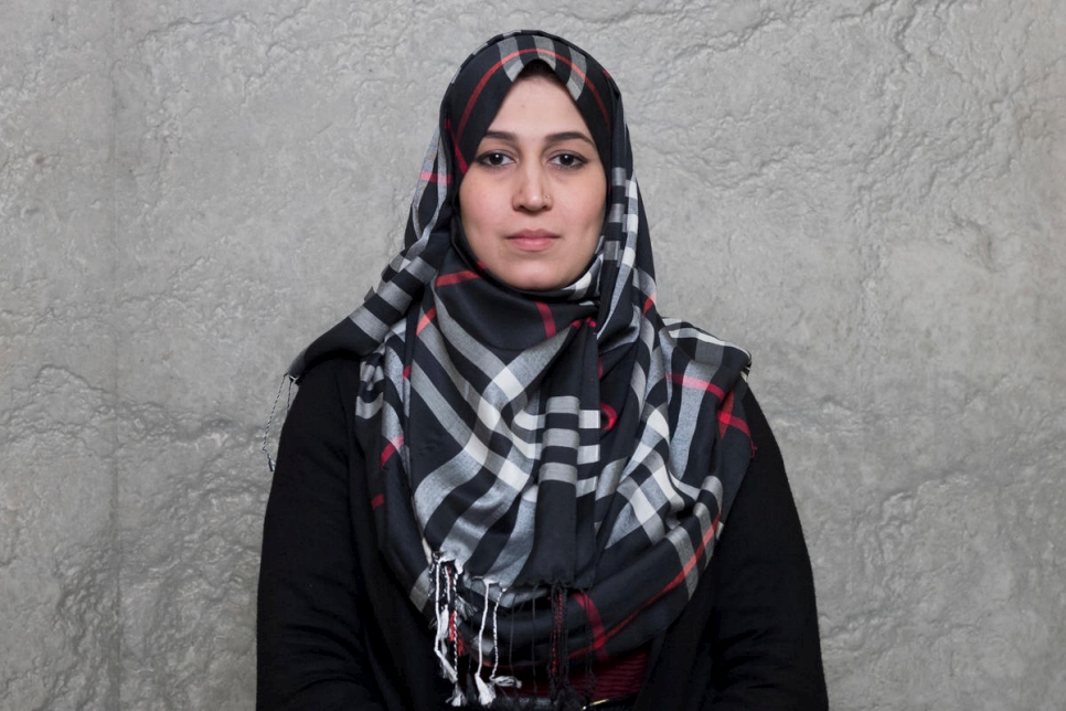 Safia Ibrahimkhel, de 25 años, es delegada de la juventud originaria de Afganistán. Enseña inglés y computación a estudiantes mujeres en un campamento de refugiados en Pakistán.