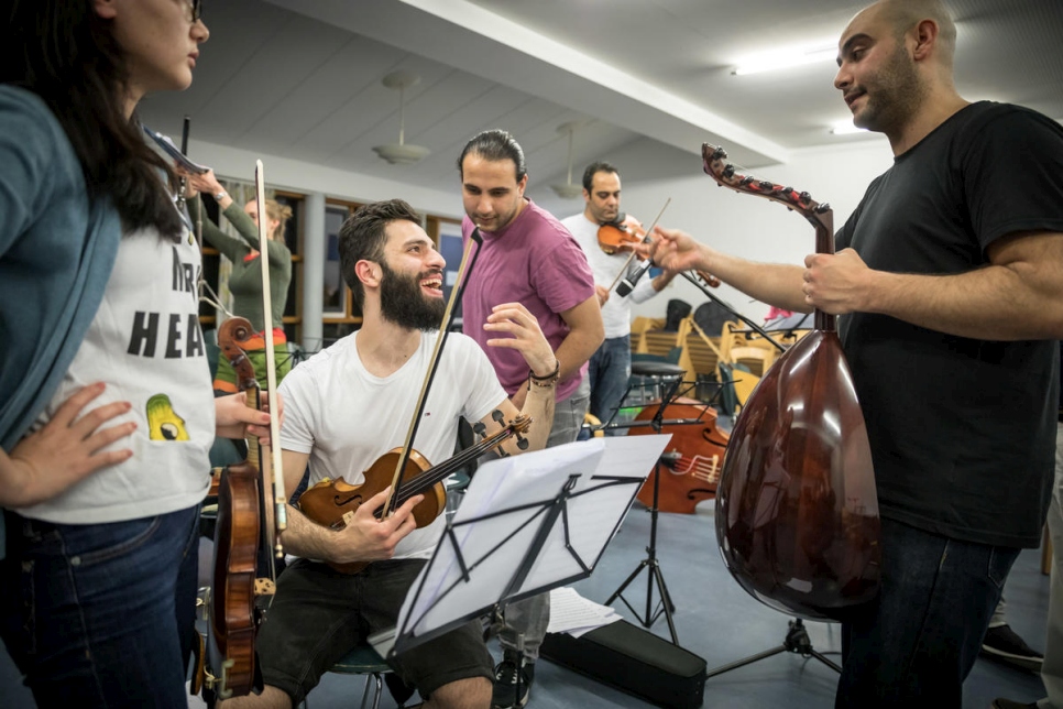 Waseem Hariri, un violinista de 26 años de Damasco, quien huyó de Siria en 2015. 