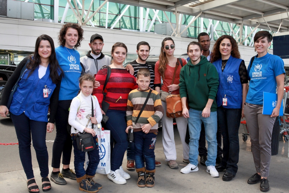 Familias refugiadas sirias, quienes arribaron a Argentina en el marco del Programa Siria, junto a integrantes de ACNUR y OIM.
		