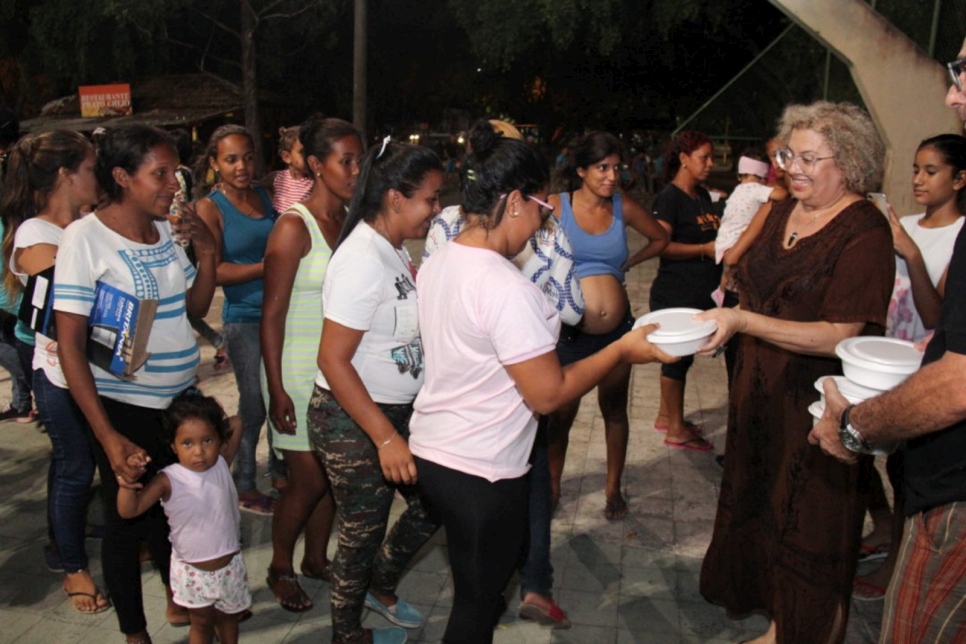 En Boa Vista, Ana Lucíola y otros voluntarios entregan alimentos a mujeres venezolanas en situación de vulnerabilidad.
		