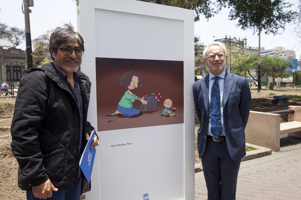 El artista peruano Omar Zeballos con el Representante Regional del ACNUR para el sur de América Latina, Michele Manca di Nissa.