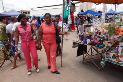 Luz Santiesteban y Sara Candelo, integrantes de la Red Mariposas, pasean por la Feria de la Cidade Estrutural, en Brasilia (DF), donde se reunirán con mujeres víctimas de violencia sexual y de género. 