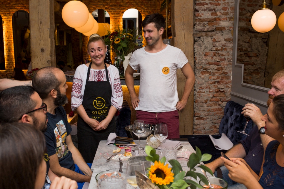 La chef Natalia, refugiada ucraniana se reúne con los comensales en el restaurante Gigi en Madrid. 