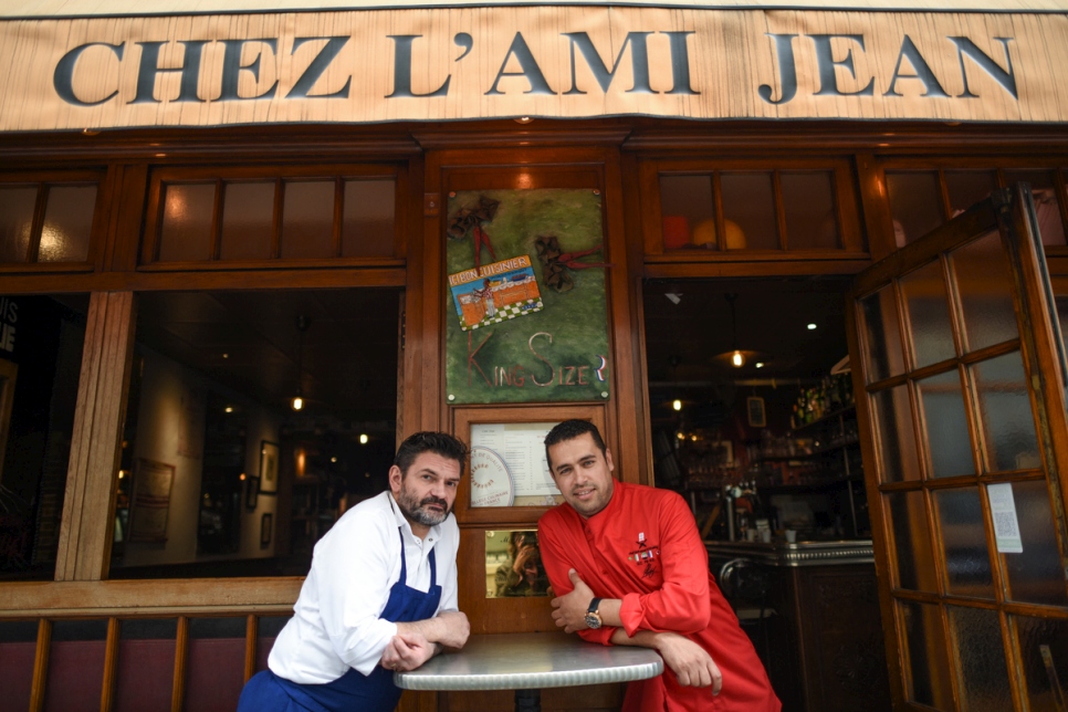 El chef Mohammad, sirio refugiado, junto con el chef local L'Ami Jean en París, en 2016. 