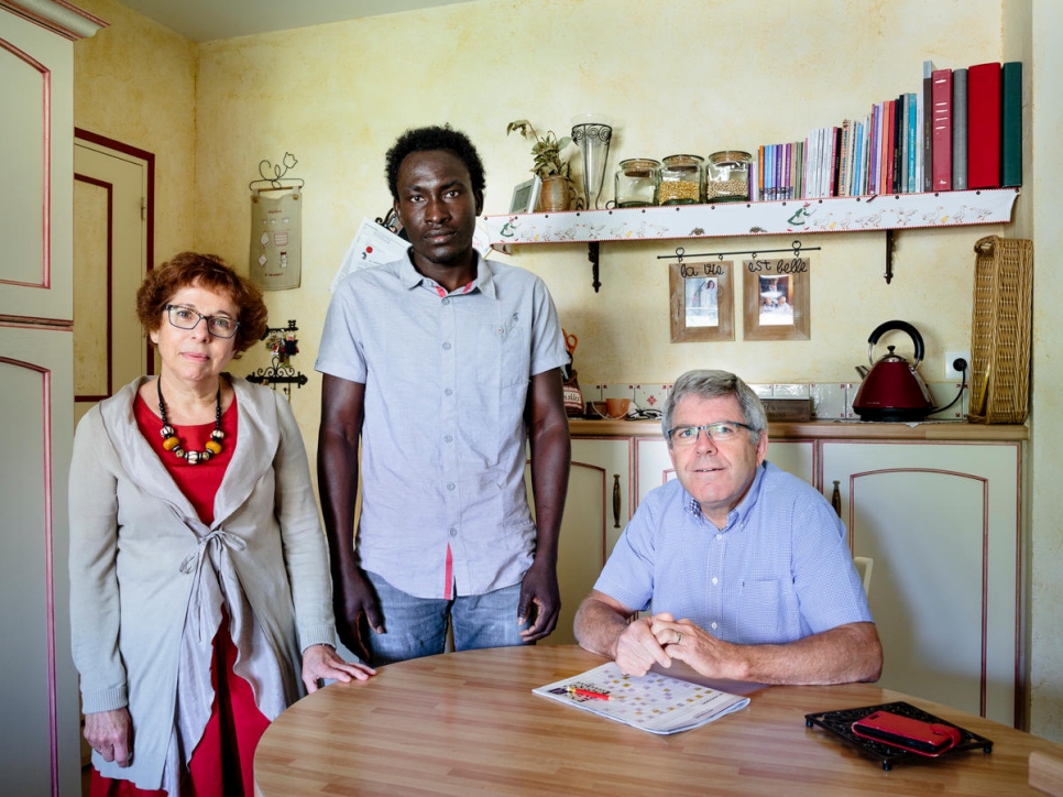 Annick y Hubert acogen a Farah (en el centro), refugiado del Sudán, en Rivière. Para esta pareja, la solidaridad va de la mano con la fe cristiana.  