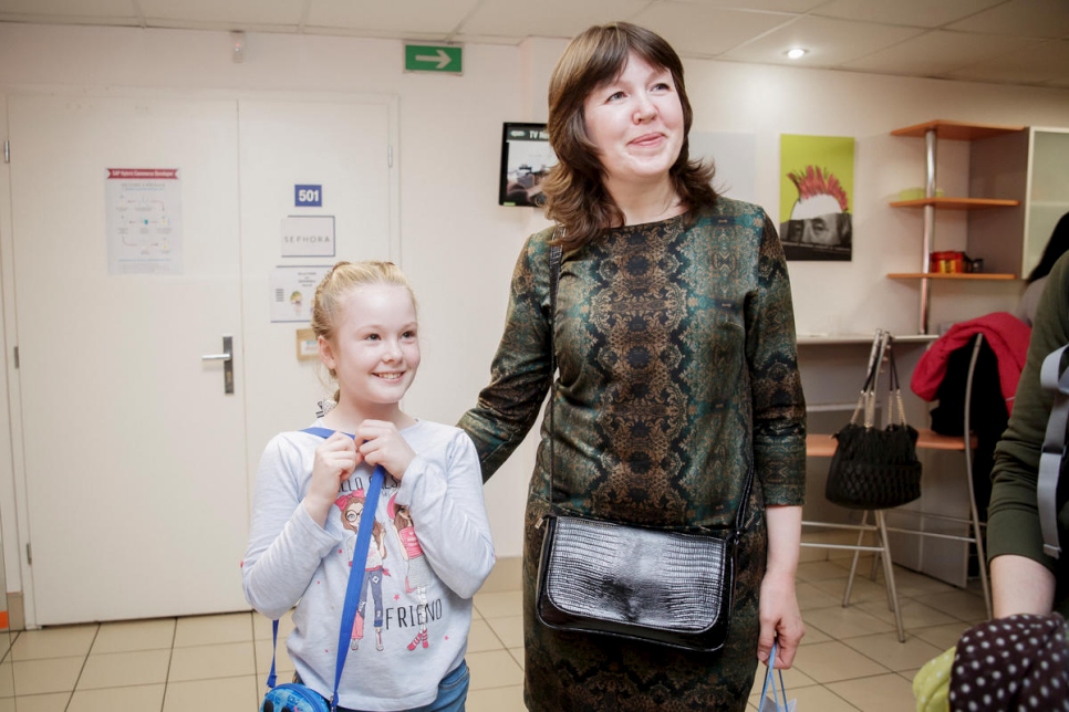 La refugiada ucraniana Svetlana, con su hija Masha, de 9 años. 