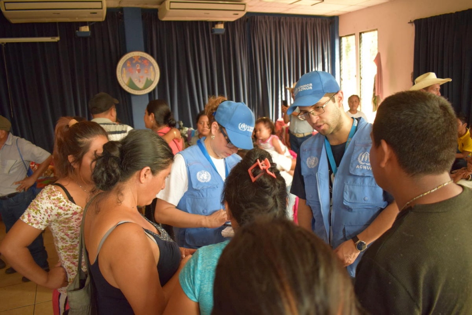 Personal de ACNUR conversa con sobrevivientes de la erupción del Volcán de Fuego en el Centro Universitario del Sur, CUNSUR que alberga aproximadamente a 214 personas. 
