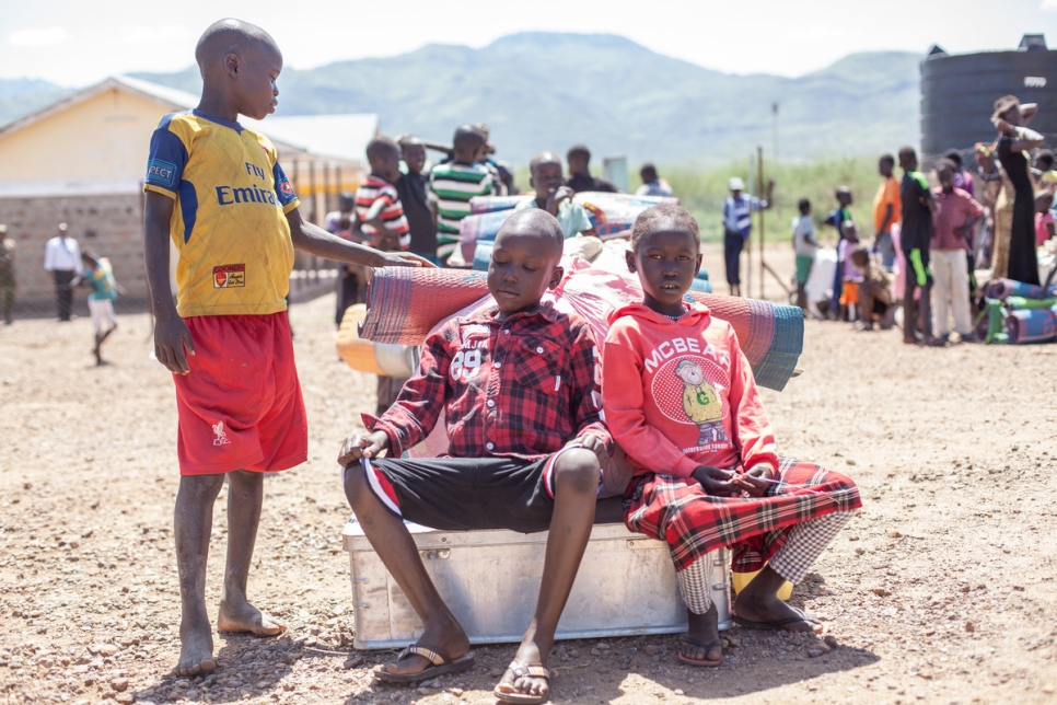 Los niños recién llegados esperan el transporte de ACNUR desde el centro de tránsito de Nadapal al campamento de refugiados de Kakuma en Kenia. 