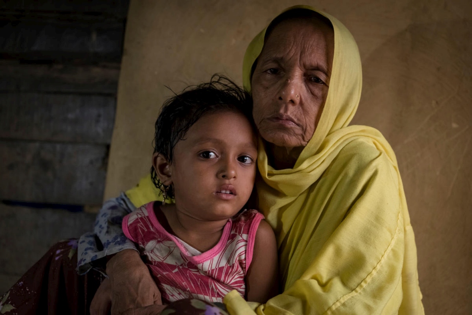 La refugiada rohingya, Mutaybatu, de 55 años, sostiene a su nieta adoptiva en un albergue en el sudeste de Bangladesh. Huyó de Myanmar en 2017. 