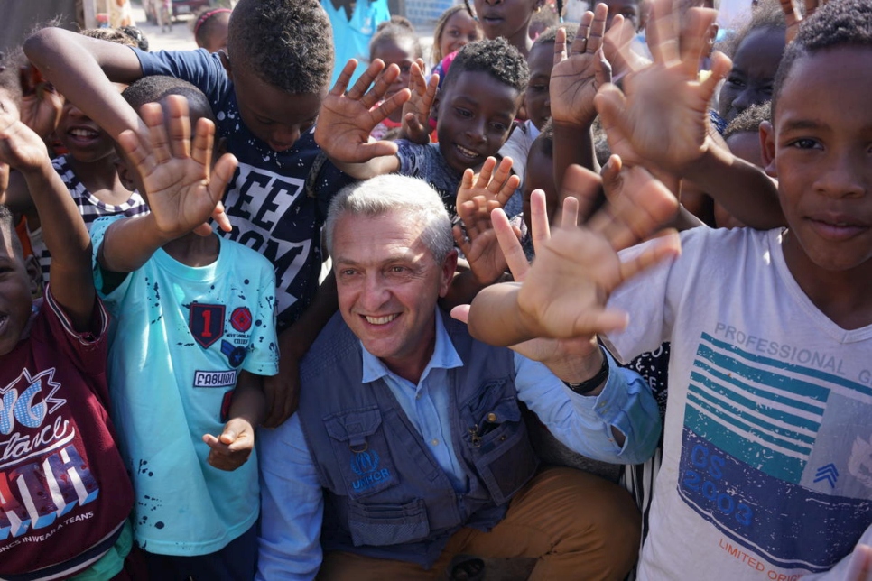 Filippo Grandi, Alto Comisionado de las Naciones Unidas para los Refugiados, se encuentra con las familias desplazadas del asentamiento de Triq Al Matar, en Trípoli. Estas familias están desplazadas internamente desde la revolución libia de 2011. 