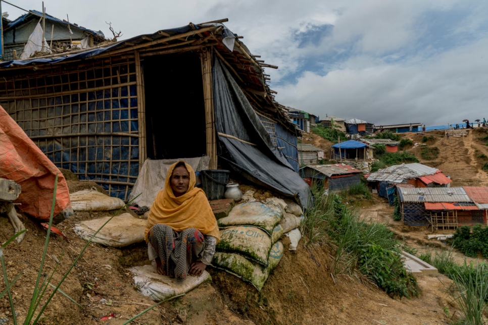 Ayesha Begum, de 45 años, teme que su casa, en una empinada ladera, esté en riesgo de deslizamientos de tierra a medida que la temporada del monzón se acerca al asentamiento de refugiados de Kutapalong cerca de Cox's Bazar, Bangladesh.  