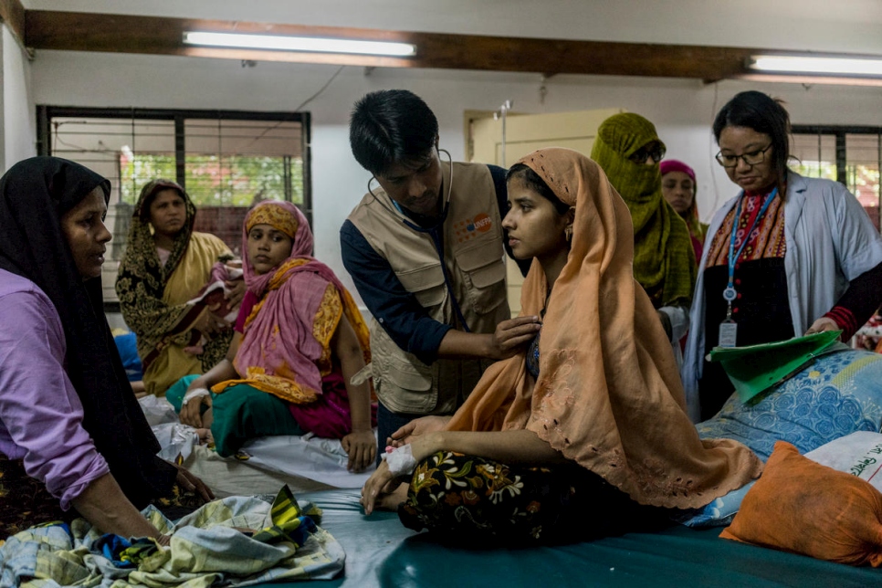 Sailesh Rajbanshi, obstetra y ginecólogo que trabaja para el Fondo de Población de la ONU, revisa a Milishi, de 18 años, refugiada Rohingya en una sala mixta con pacientes de Bangladesh, en el Hospital Sadar en Cox's Bazar, Bangladesh.  