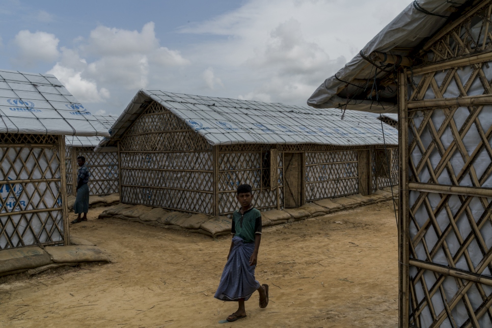 Un joven refugiado de Rohingya explora la nueva extensión de Camp 4 luego de ser reubicado.  