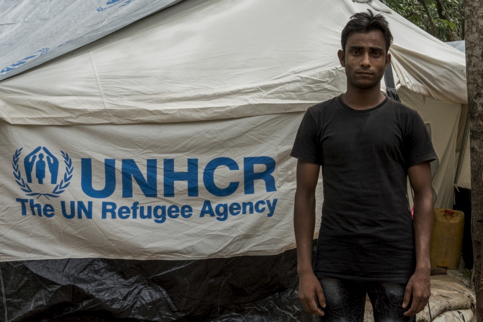 Mohammad Rafique, de 20 años, refugiado rohingya que huyó de Myanmar hace 40 días, se encuentra frente a su tienda de campaña en el centro de tránsito de ACNUR cerca del campamento de refugiados de Kutapalong en Bangladesh.  