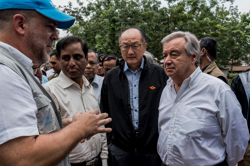 El Secretario General de la ONU António Guterres (derecha) y el presidente del Grupo del Banco Mundial Jim Yong Kim (segundo desde la derecha) reciben información de un miembro del personal del ACNUR en un centro de tránsito del ACNUR para refugiados rohingyas recién llegados en Kutupalong, Bangladesh.  