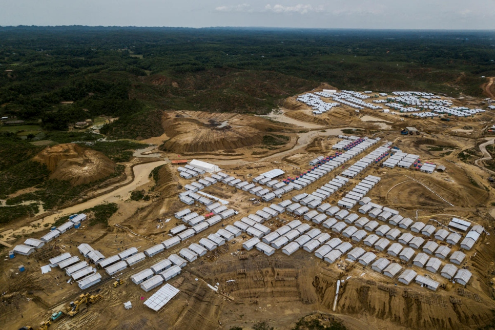 La nueva Extensión del Campamento 4 (primer plano) es el hogar de cientos de refugiados Rohingya que habían estado viviendo en tiendas de campaña con riesgo de deslizamientos de tierra en otras partes de Kutupalong, el asentamiento de refugiados más grande del mundo. 
