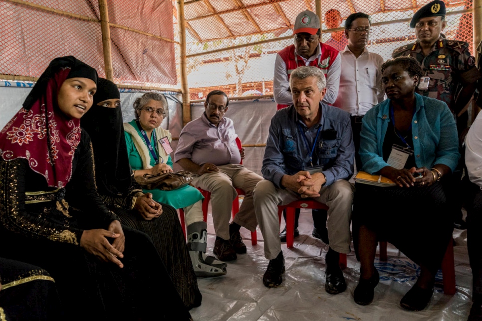 Hamida Begum, de 18 años (izquierda) habla durante una reunión con el Secretario General de la ONU António Guterres, el Presidente del Grupo del Banco Mundial, Dr. Jim Yong Kim, el Alto Comisionado de las Naciones Unidas para los Refugiados Filippo Grandi (sentado, segundo desde la derecha) y la Directora Ejecutiva del UNFPA Natalia Kanem (sentada, a la derecha) en Kutupalong, Bangladesh. 