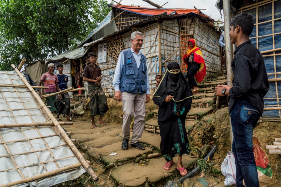 El Alto Comisionado, Filippo Grandi (centro) se encuentra con los refugiados rohingya mientras recorre el campamento de Chakmarkul, Bangladesh, el 3 de julio de 2018.  