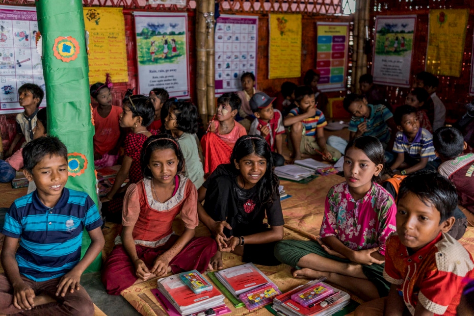 Los niños refugiados rohingya en un centro de aprendizaje en el campamento Kutapalong 4 son visitados por el Alto Comisionado, Filippo Grandi (no visto) en el campamento 4 de Kutapalong, Bangladesh, el 3 de julio de 2018.  