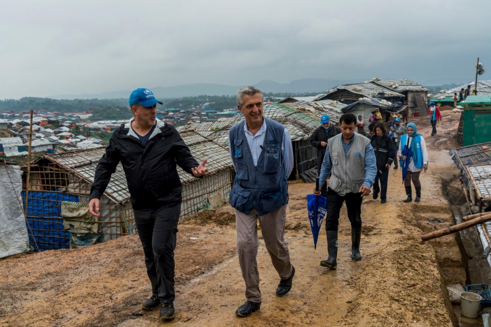El Alto Comisionado de la ONU para los Refugiados, Filippo Grandi (derecha) recibe información de un colega del ACNUR mientras recorre el campamento 4 de Kutapalong, Bangladesh, el 3 de julio de 2018. 