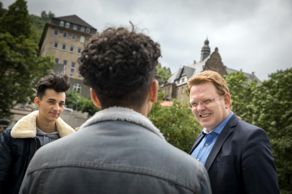 El alcalde Andreas Hollstein conversa con los refugiados de 17 años Hani (izquierda) y Mohamad. 