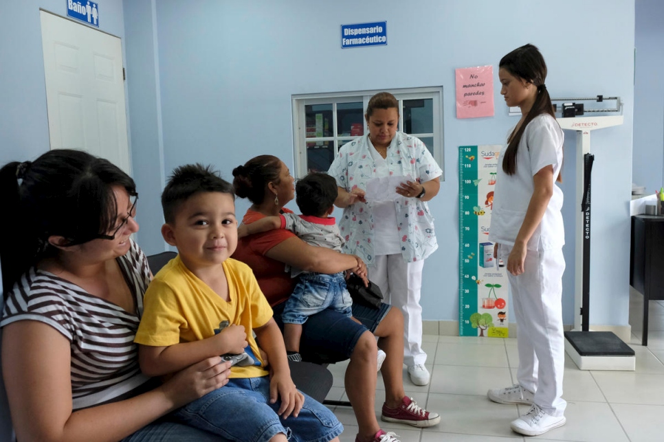 Los residentes locales visitan la clínica médica en el Centro de Atención Integral Santísima Trinidad apoyado por ACNUR en Chamelecón, San Pedro Sula, Honduras. 
