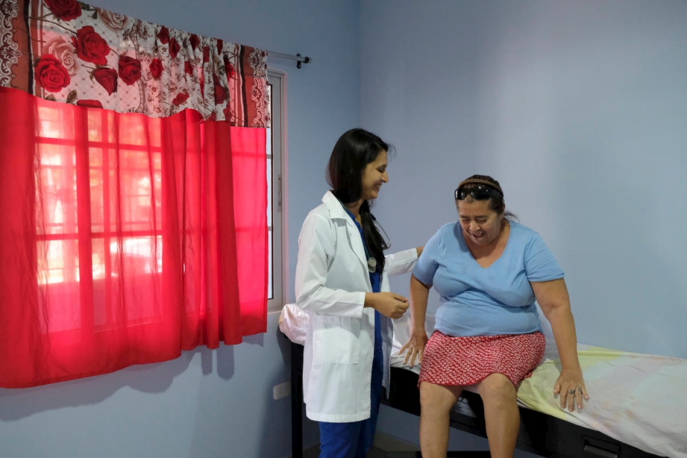 La médica residente Karina Ugarte trata a un paciente en el Centro de Atención Integral Santísima Trinidad, apoyado por el ACNUR en Chamelecón, San Pedro Sula. 