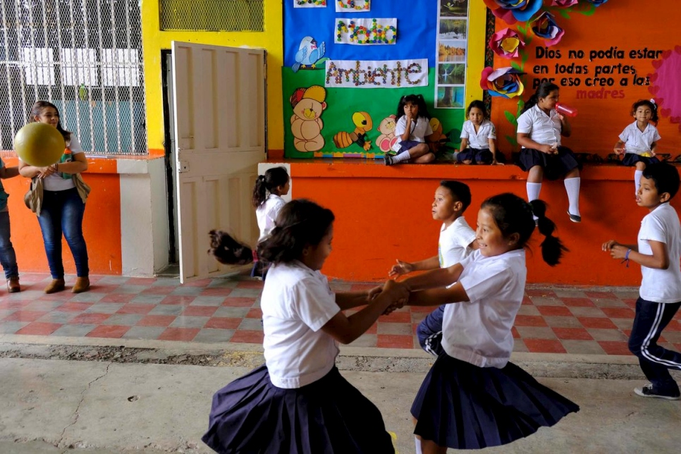 Los niños asisten a un centro educativo en una zona de alto riesgo de Tegucigalpa, Honduras. 
