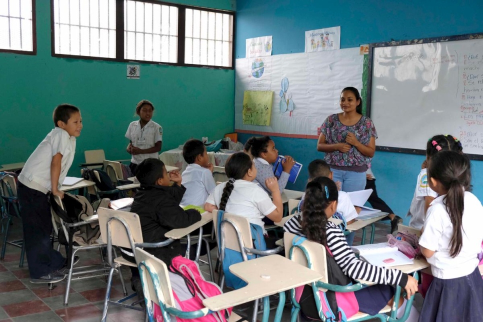 Yolani Ríos enseña a estudiantes de quinto grado en un centro educativo apoyado por ACNUR en un área de alto riesgo de Tegucigalpa, Honduras. 