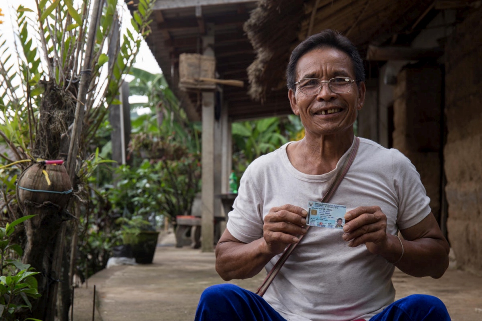 Un hombre ex apátrida de la tribu de las colinas de Lisu muestra su tarjeta de identificación en el norte de Tailandia. Al solicitar la ciudadanía, fue apoyado por la finalista de Asia para el Premio Nansen 2018, Tuenjai Deetes. 
