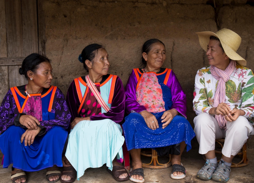 Las mujeres ex apátridas de la tribu de las colinas de Lisu conversan con Tuenjai Deetes, finalista de Asia 
para el Premio Nansen 2018. 