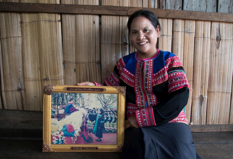Natee, una ex apátrida de la tribu Lahu hill, muestra una fotografía de su graduación universitaria 