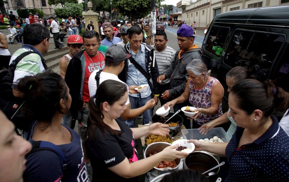 Refugiados que huyeron de los disturbios en Nicaragua reciben comida en San José, Costa Rica, el 29 de julio de 2018. 