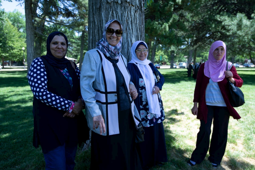 Cuatro mujeres participantes en Women of the World, durante una salida de la organización a un parque de Salt Lake City.