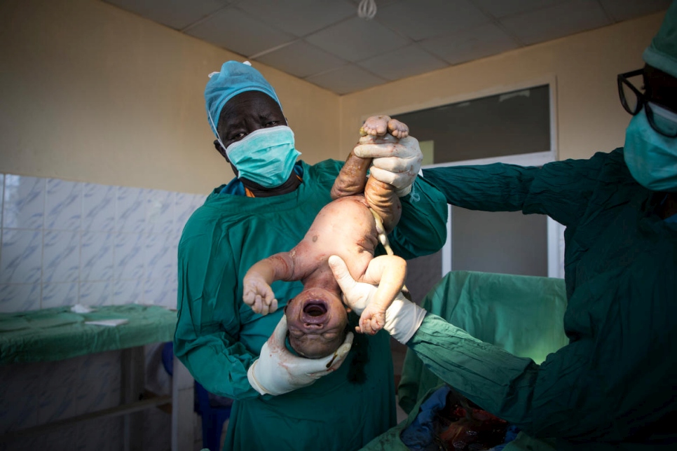El Dr. Atar (izquierda) trae al mundo a un bebé en el Hospital Bunj. El hospital realiza entre 15 y 20 partos por cesárea por semana. 