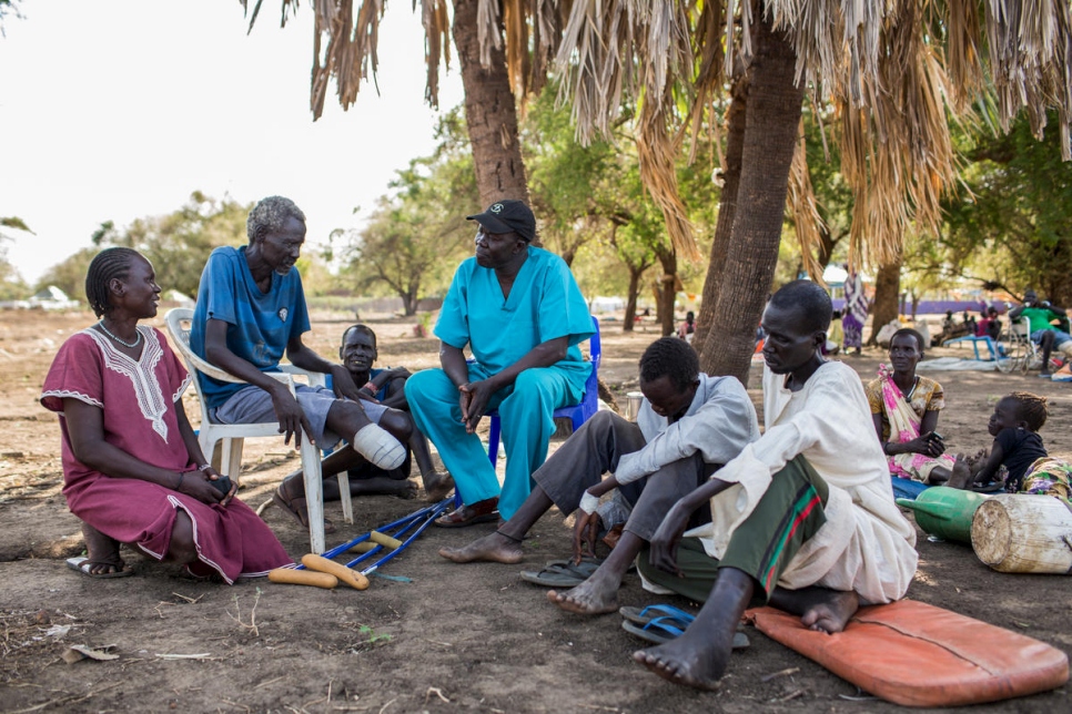 Hablando con pacientes en el exterior del hospital de Bunj. El Dr. Atar lidera un equipo médico que es un auténtico salvavidas para una población de 200.000 personas, entre refugiados y locales.