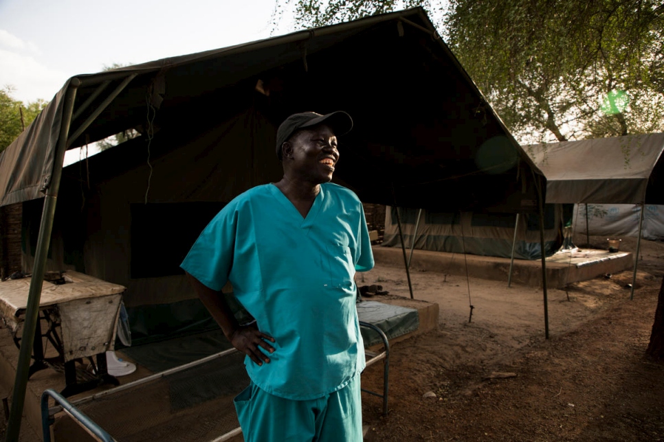 El Dr. Atar junto a su tienda en Bunj, Sudán del Sur. "Soy muy feliz cuando me doy cuenta de que mi trabajo ha servido para salvarle la vida a alguien o ahorrarle sufrimiento".