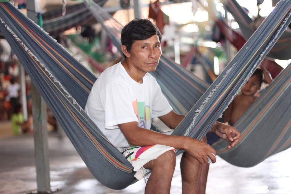 El líder de la comunidad Warao, Eligio Tejerina, de 33 años, está sentado en una hamaca junto a sus hijos en el albergue Pintolandia en Boa Vista, en el norte de Brasil. 
