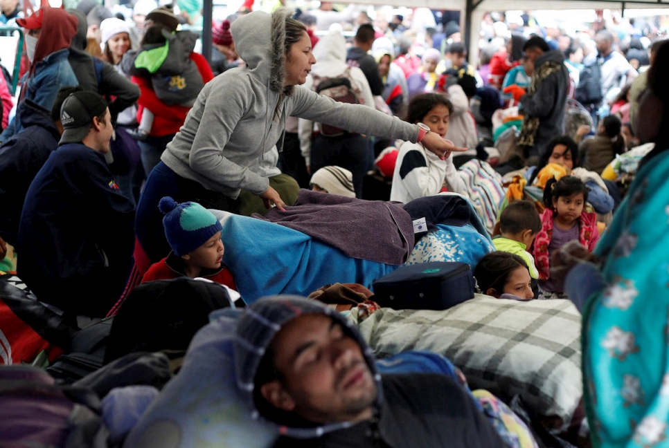 Venezolanos esperan registrar su salida de Colombia antes de ingresar a Ecuador, en el Puente Internacional de Rumichaca, Colombia, el 9 de agosto de 2018.